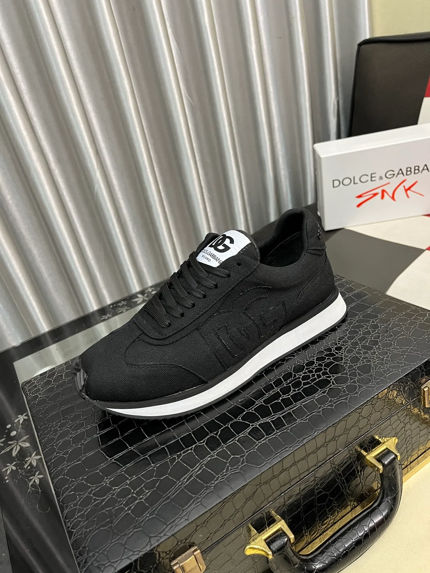 Men's shoes 💰458⌚️⌚️DG's latest popular casual shoes 🔥🔥, the tongue has the brand's iconic details, and the combination of silk cowhide and cow suede enhances the style. Fashionable and versatile, it can complement any look. Create an exquisite design with unique dynamic vitality and modern atmosphere, showing modern elegance. Size: 36-464️⃣colors available